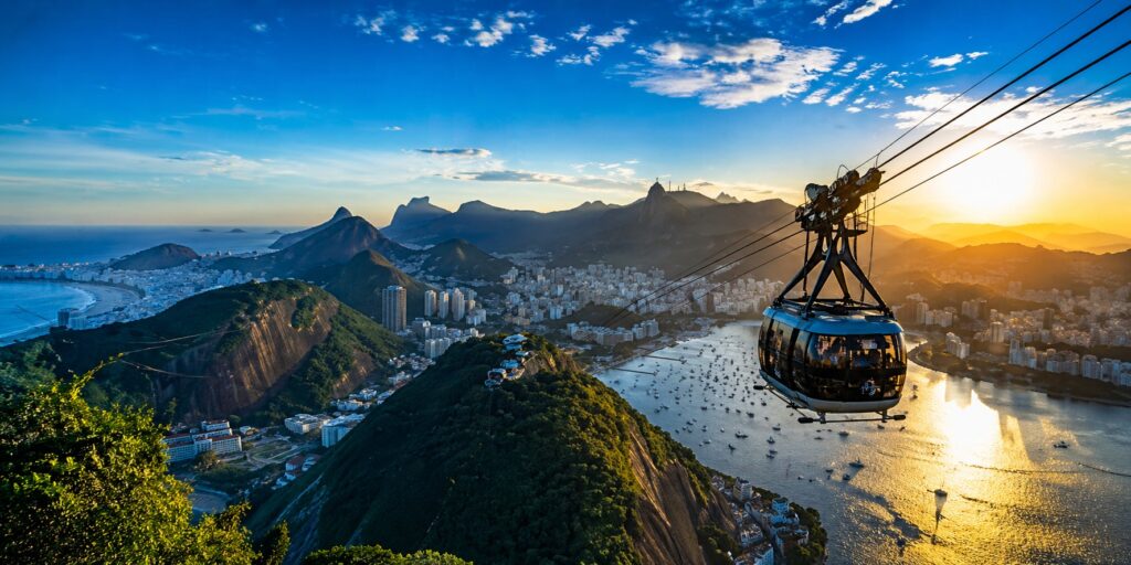 Bondinho do Pão de Açúcar ao pôr do sol no Rio de Janeiro com vista da Baía de Guanabara