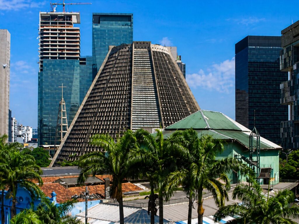 Arquitetura moderna da Catedral Metropolitana de São Sebastião no centro do Rio de Janeiro.