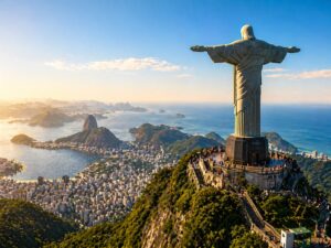 Vista panorâmica do Cristo Redentor no topo do Corcovado com o Pão de Açúcar ao fundo