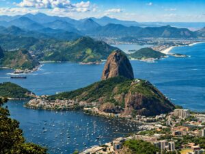 Cristo Redentor no Rio de Janeiro com vista panorâmica da cidade durante city tour