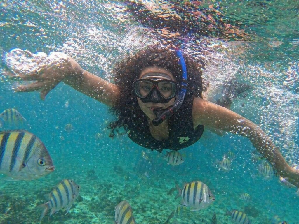 Mergulho com snorkel em Angra dos Reis com peixes coloridos durante passeio de escuna