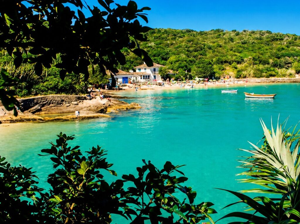 Orla Bardot em Búzios com vista para o mar e barcos