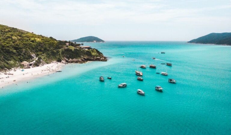 Barco de turismo navegando nas águas cristalinas de Arraial do Cabo - Excursão da Guia Brasil Turismo saindo de Copacabana.