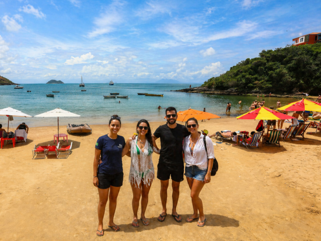 Praia dos Ossos em Búzios com mar calmo e barcos