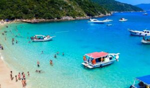 Vista panorâmica da Praia do Forno em Arraial do Cabo - Passeio da Guia Brasil Turismo com saída de Copacabana.
