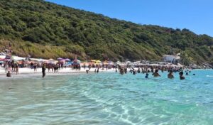 Prainhas do Pontal do Atalaia em Arraial do Cabo - Vista paradisíaca do passeio de barco da Guia Brasil Turismo saindo de Copacabana