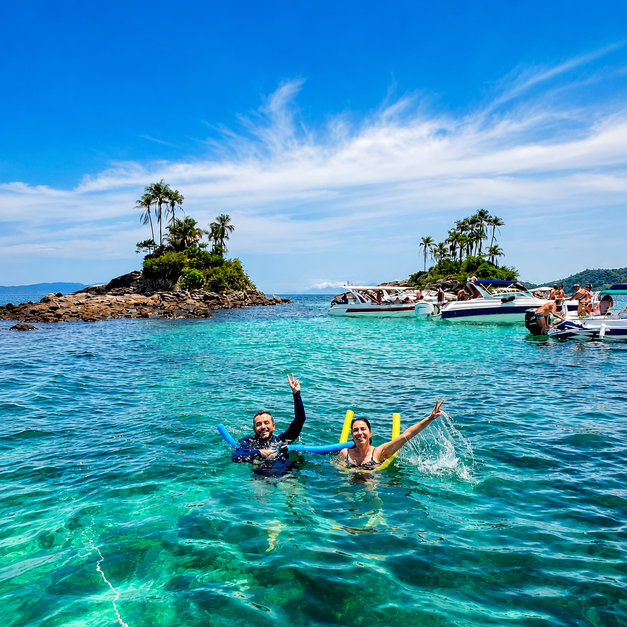Turistas aproveitando as águas cristalinas da Lagoa Azul durante passeio para Angra dos Reis saindo do Rio de Janeiro.