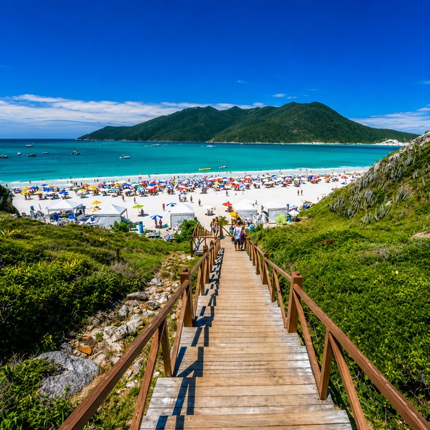 Escadaria das Prainhas do Pontal do Atalaia em Arraial do Cabo com vista para o mar cristalino.