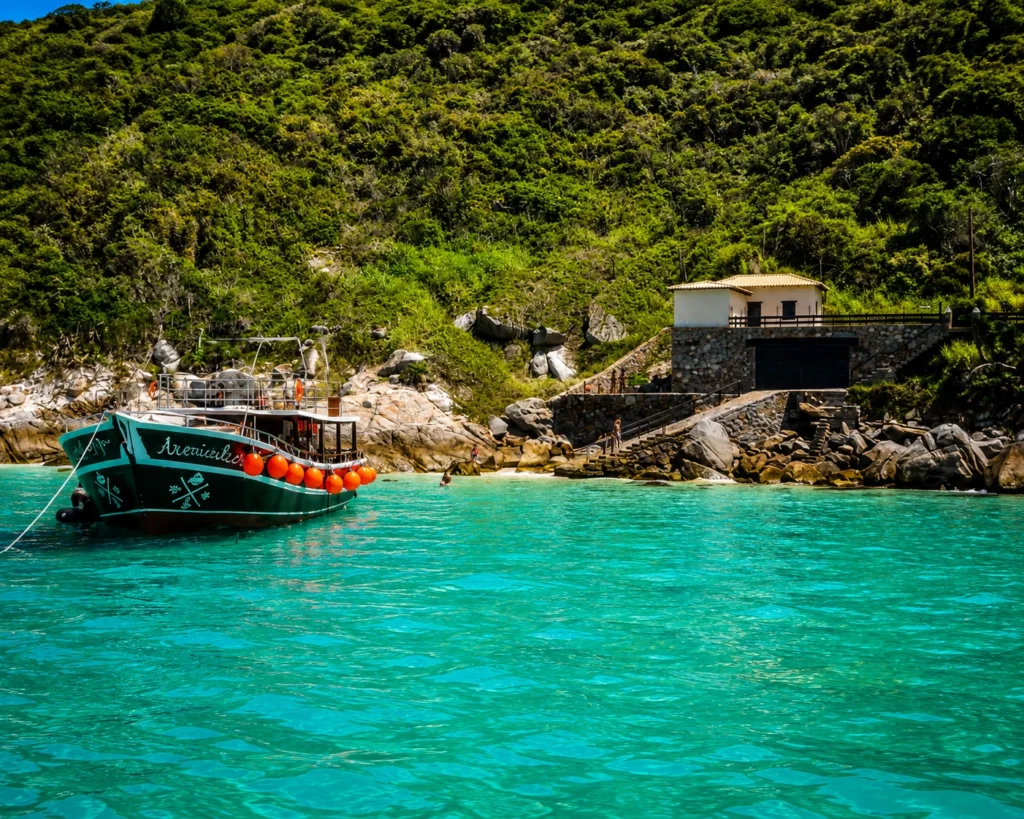 Barco de passeio ancorado nas águas cristalinas da Praia do Farol em Arraial do Cabo.
