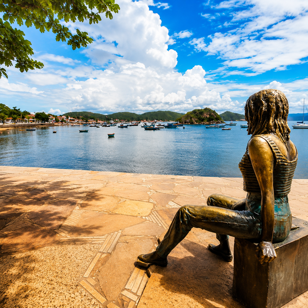 Estátua na Orla Bardot com vista para o mar durante passeio para Búzios saindo do Rio de Janeiro.