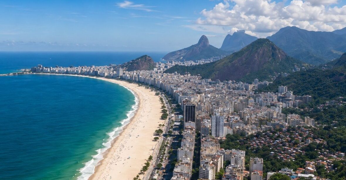 Vista aérea de Copacabana, região de embarque para passeio a Angra dos Reis