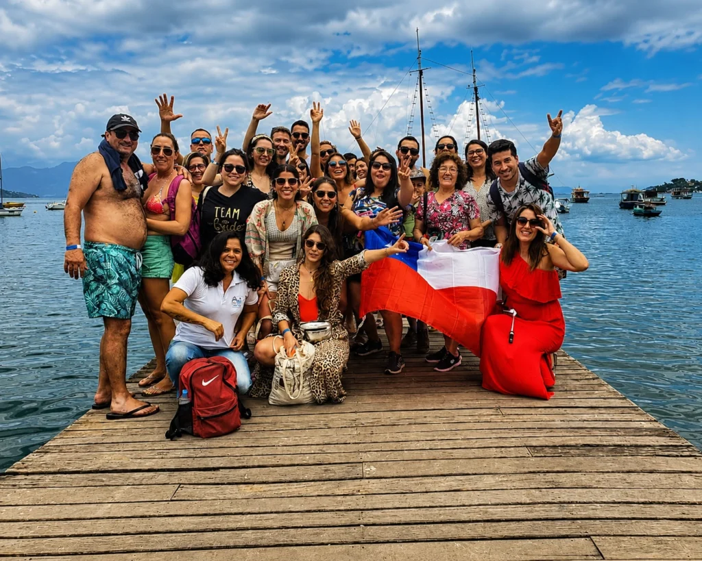 Grupo de turistas durante excursão para Arraial do Cabo aproveitando o passeio de barco pela Região dos Lagos.