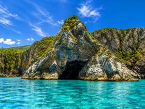Gruta Azul em Arraial do Cabo com águas cristalinas durante o passeio saindo do Rio de Janeiro.