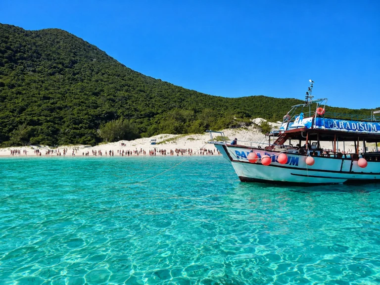 Ilha do Farol em Arraial do Cabo com águas cristalinas e natureza preservada vista durante passeio de barco.