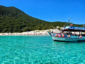 Ilha do Farol em Arraial do Cabo com águas cristalinas durante o passeio saindo do Rio de Janeiro.