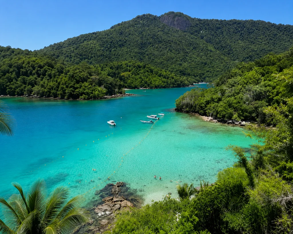 Vista das ilhas paradisíacas e das águas cristalinas durante o passeio para Angra dos Reis saindo do Rio de Janeiro com a Guia Rio Tur.