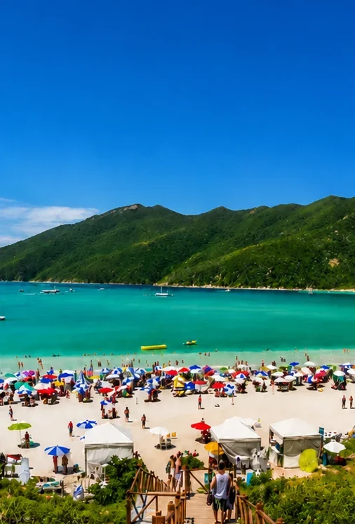 Passeio para Arraial do Cabo saindo do Rio de Janeiro com vista das Prainhas do Pontal do Atalaia e mar cristalino.