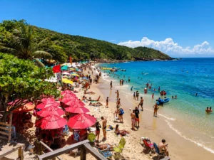 Praia Azeda em Búzios com águas cristalinas durante o passeio.